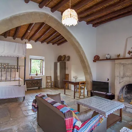 Country house Chloe's House Pano Akourdalia